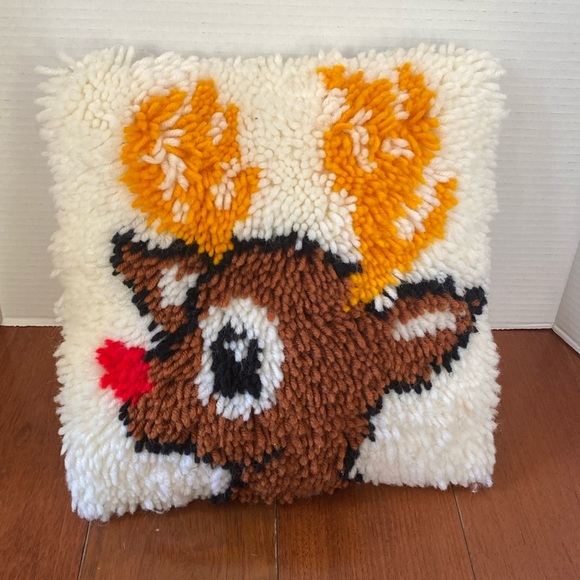 VTG Rudolph the Red Nosed Reindeer latch hook Christmas pillow completed 11x11” - Picture 1 of 7